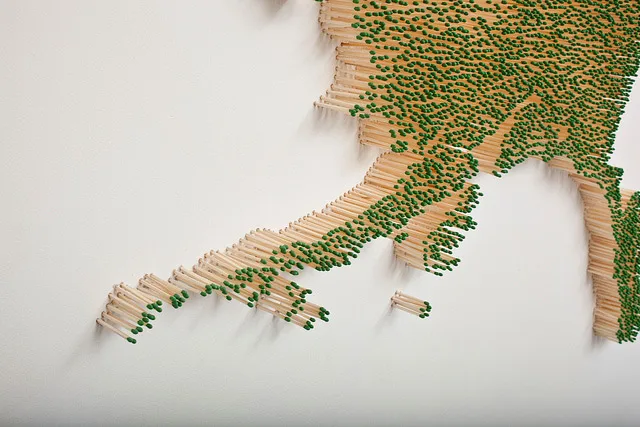 Projeto queima ou não queima de Claire Fontaine, escultura com palitos de fósforos (2)