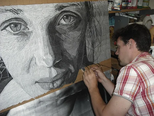 Retratos gigantescos de Jamie Poole feitos com tiras de poemas (7)