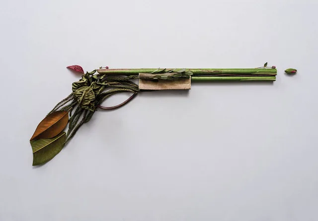 Sonia Rentsch e suas esculturas de armas utilizando elementos da natureza, blog de design bons tutoriais (6)