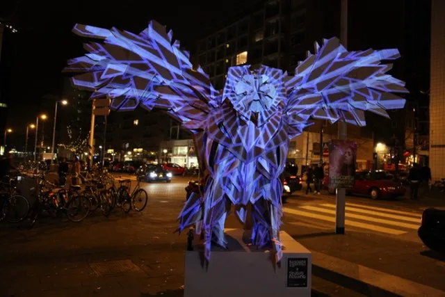 Esculturas ficam diferenciadas de acrodo com as projeções de luzes, senssacional (2)