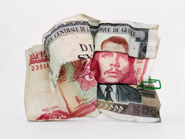 Phillipe Pétremen e suas caricaturas feitas com as notas de vários países (3)
