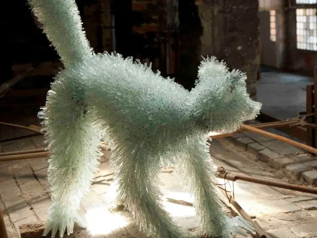 Esculturas fantásticas feitas com animais, e com retalhos e pedaços de vidros (3)
