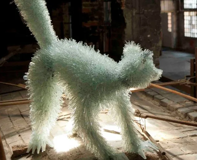 Esculturas fantásticas feitas com animais, e com retalhos e pedaços de vidros (3)