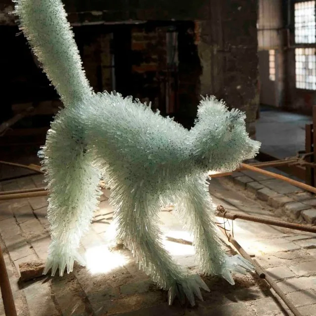 Esculturas fantásticas feitas com animais, e com retalhos e pedaços de vidros (3)