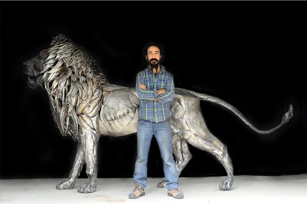 Escultura incrível de leão feita de metal (6)