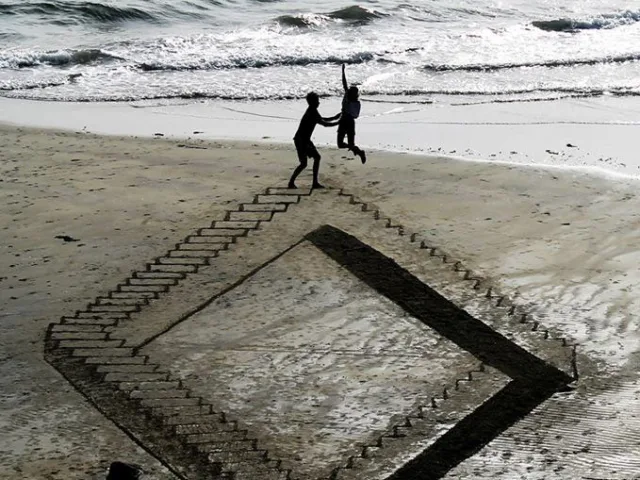Desenhos criativos 3D feitos na areia da praia (5)