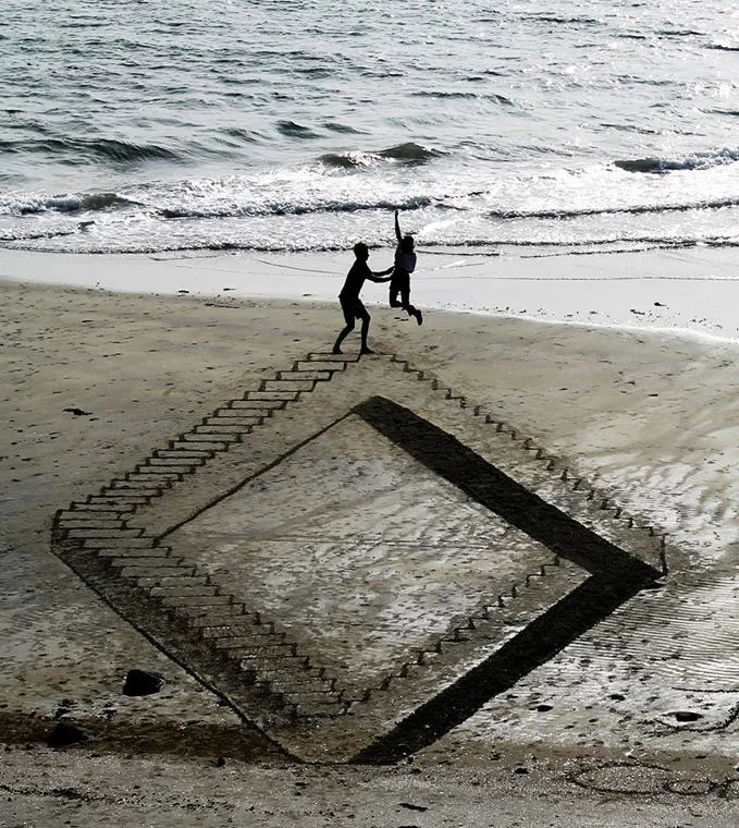 Desenhos criativos 3D feitos na areia da praia (5)