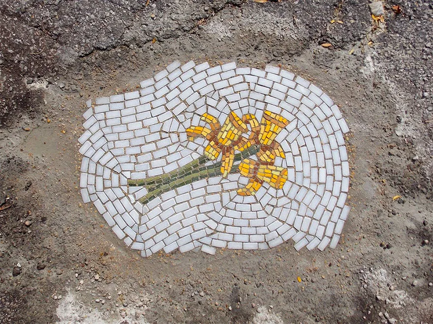 Mosaicos com flores feitos nos buracos das ruas (6)