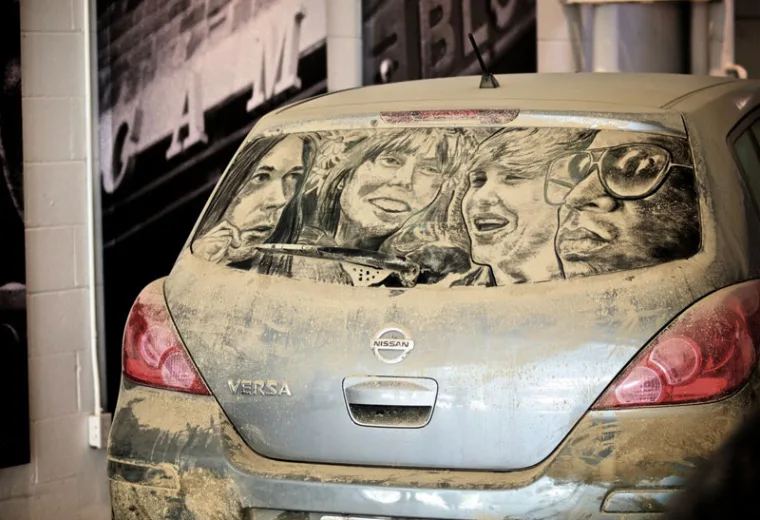 Desenhos criativos feitos em carros sujos (3)