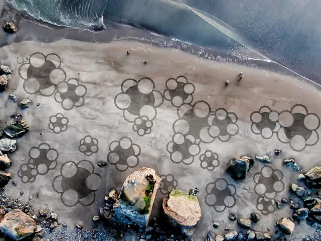 Desenhos imensos feitos na areia (6)