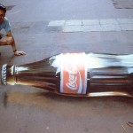 Desenho 3D de Julian Beever de uma garrafa de coca cola e 3D