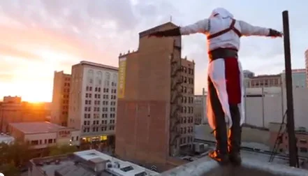 Altair de Assassins Creed dando um role pela nossa cidade.
