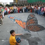 Desenho 3D de Julian Beever de uma borboleta na calçada