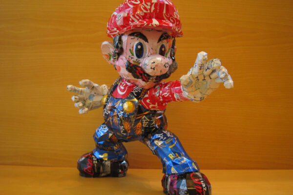 Personagens famosos dos desenhos e TV transformados e esculturas de latinhas de refrigerante e cervejas por Makaon. (10)