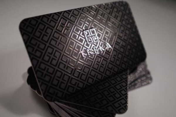 Vários tipos de design de cartões de visitas para você se inspirar, ambos com verniz para alavancar sua criatividade! (11)