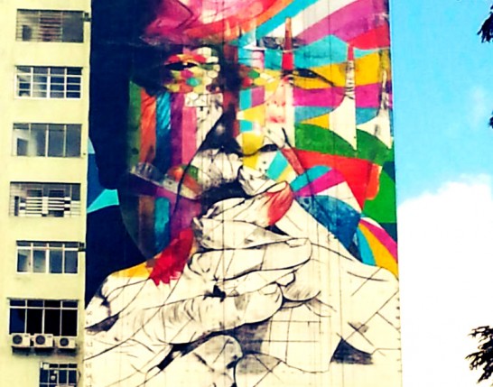 Eduardo Kobra homenageia Oscar com grafite colossal em São Paulo para comemorar o aniversário da cidade