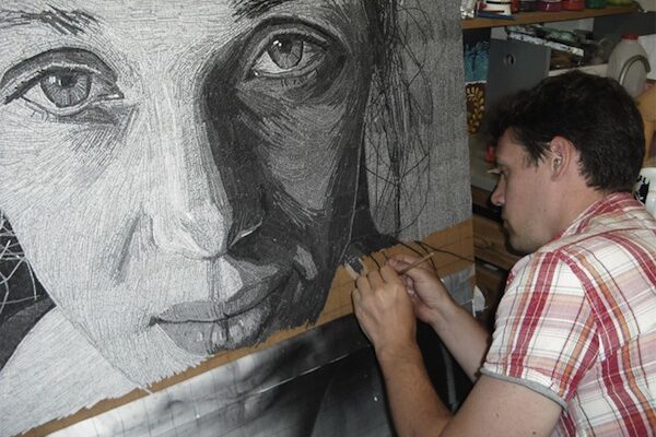 Retratos gigantescos de Jamie Poole feitos com tiras de poemas (7)