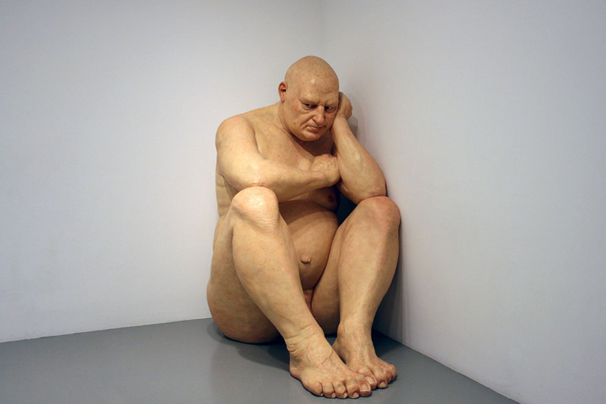Esculturas realistas de pessoas de Ron Mueck, acredite estas esculturas demoraram 3 anos para serem concluidas (12)