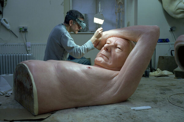 Esculturas realistas de pessoas de Ron Mueck, acredite estas esculturas demoraram 3 anos para serem concluidas (7)