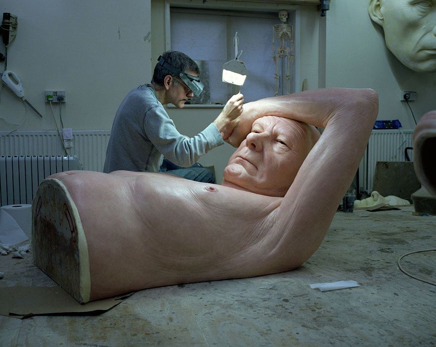 Esculturas realistas de pessoas de Ron Mueck, acredite estas esculturas demoraram 3 anos para serem concluidas (7)