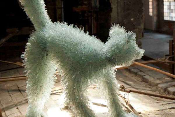 Esculturas fantásticas feitas com animais, e com retalhos e pedaços de vidros (3)