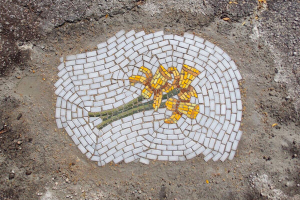 Mosaicos com flores feitos nos buracos das ruas (6)