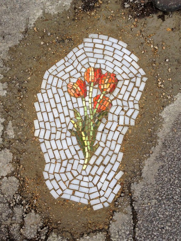 Mosaicos com flores feitos nos buracos das ruas (1)