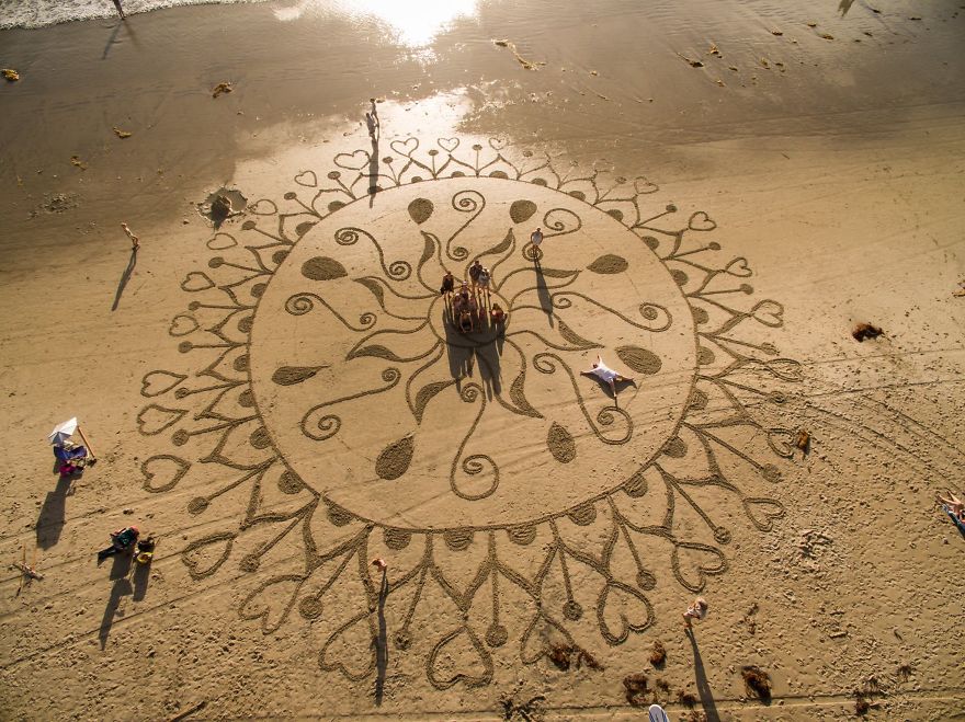 Desenhos imensos feitos na areia (5)