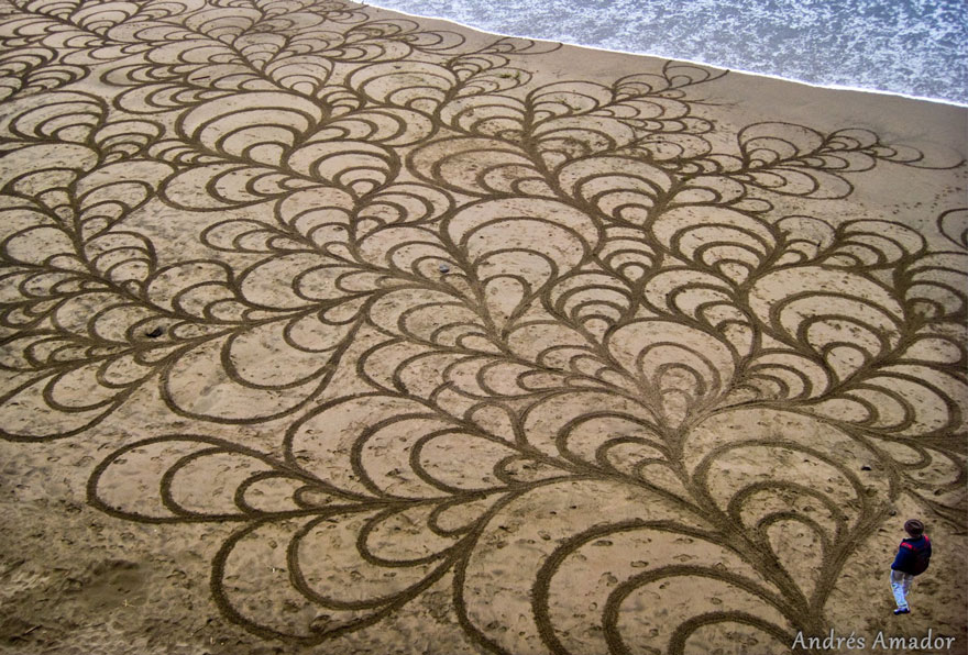 Desenhos imensos feitos na areia (1)