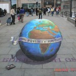 Desenho 3D de Julian Beever ele em cima de um globo terrestre