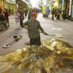Desenho 3D de Julian Beever como se ele estivesse cavando um buraco