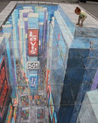 Desenho 3D de Julian Beever, estilo uma cidade com uma criança olhando para a rua.