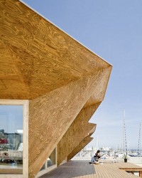 Detalhes da casa com os condutores de energia.