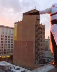 Altair de Assassins Creed dando um role pela nossa cidade.